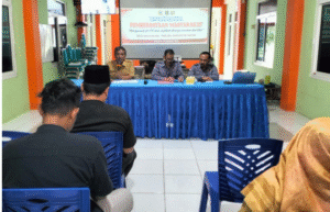 Direktur YLBH Fajar Trilaksana, Andi Fajar Yulianto bersama Kades Dalegan saat acara edukasi hukum kepada warga masyarakat, di balai desa Dalegan, kecamatan Panceng, Gresik, Selasa, 4 November 2025. Foto: istimewa