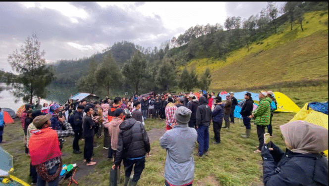 
					Tim TNBTS dan SAR serta BPBD m,elakukan evaluasi sekitar 187 orang yang sedang berasa di pos Ranu Gumbolo ke pos mRanu Pani. [asca terjadinya letusan gunung Semeru, hingga Kamis 20 November 2025. Foto: liputan6