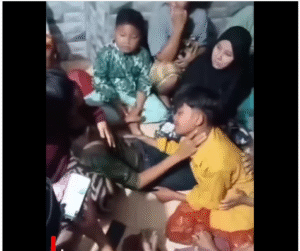 Seluruh keluarga menangisgi kepergian Firmasyah, 15, remaja yang meninggal dunia seketika saat tersambar petir di dalam teras rumahnya, desa Dusun Kacodur, Desa Daleman, Kecamatan Kedungdung, Sampang, madura,  Selasa, 5 November 2025. Foto: Instagram@maduratrending