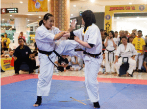 Dua perempuan altelt karate ini t5ak pernah ciut nyali dalam melakukan tandiing sistem full body contatc di arena Open Tournamen Soenggin Cup XII, di Gresik, Jmuat-Sabtu, 22-23 November 2025. Foto: Dok/ Panitai Open Torunament Soengging Cup XII