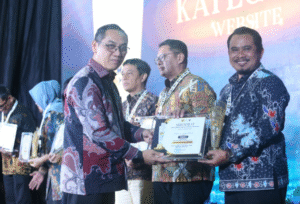 Kepala Bidang Statistik dan Informasi Publik Diskominfo Kabupaten Gresik, Zurron Arifin saat menerima penghargaan sebagai peringkat terbaik III Anugerah Media Humas (AMH) 2025. Foto: Diskominfo Pemkab Gresik