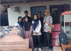 kepala desa Johowinong besama Camat Mojagung bekerja sama telah melakukan rhabilitasi rumah ibu Yuliana Ermawati, dan kini dari semula reyot tak layak huni sudah berubah menjadi bangunan tembok permanen. Ibu Yualina juga menerima bantuan seperangkat peralatan rumah tangga, 31 Oktober 2025 dari Sentra Terpadu Prof Soeharso Surakarta. Foto: jombangkab.go.id