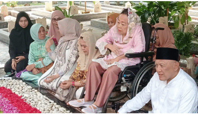 
					Didampingi putri sulung Yenny Wahid, Ibu Shinta Nuriyah melakukan ziarah ke pemakaman mendiang suaminya Presiden IV RI, KH Abdurrahman Wahid alias Gus Dur, di pemakaman komplek Tebu Ireng, Jombang, sehari setelah mendapat anugerah sebagai Pahlawan Nasional, 11 November 2025. Foto: lingkarwilis.com