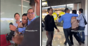 Jamaah umrah mengamuk di depan  Iqbal Setya Pratama, saat tiba di Bandara Supadio Pontianak, 1 November 2025. Jamaah umrah itu gagal berangkat mengepung dan menuntut penjelasan darinya terkait keberangkatan dan pengembalian dana. Namun tidak ada sepatah kata pun keluar pernyataan dari Ketua Koperasi Berkah Bersama Arafah. Foto: Instagram@klikwartaku 