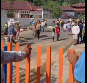 Diduga akibat kesulitan memperoleh bahan makanan dan terjadi kelaparan, warga melakukan penjarahan di gudang Bulog, Pondok batu, yang berada di antara Sibolga, Tapteng, Sumatera Utara, Sabtu 27 November 2025. Foto: hitamgputih.daily