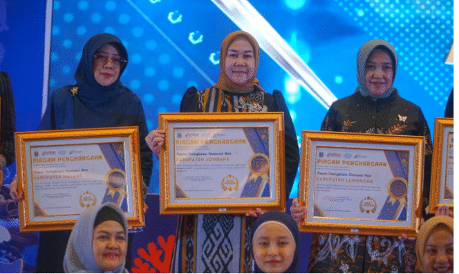 
					Sukses kampanye Gemar Makan Ikan, membawa pemkab Jombang mendapat penghargaan dari Provinsi Jatim dalam memperingati  Harkanas 2025 di Surabaya, Kamis, 27 November 2025. Foto: Diskominfo Pemkab Jombang