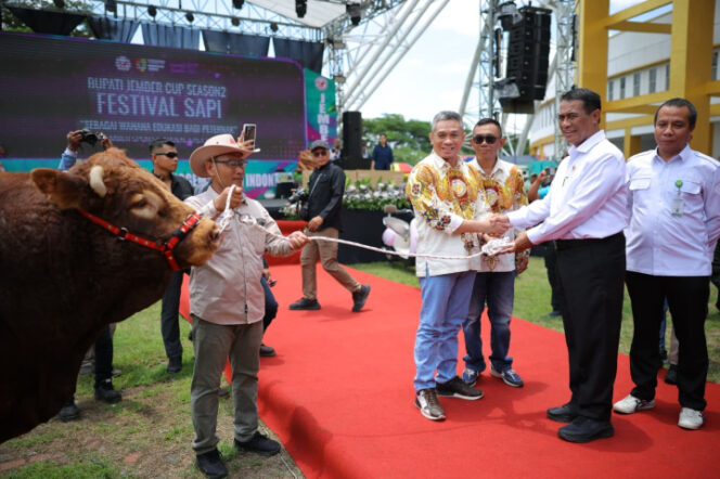 
					Menteri Pertanian (Mentan) Andi Amran Sulaiman menghadiri Festival Sapi APPSI Bupati Jember Cup Season 2 (foto: https://www.pertanian.go.id/)