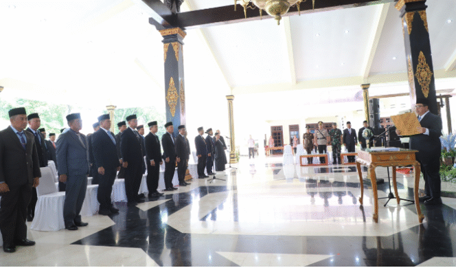 
					Bupati Jombang, Warsubi melantik sebanyak 66 orang pejabat baru di lingkunagn pemkab Jombang, Jumat, 7 November 2025. Foto:  jombangkab.go.ir