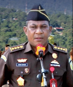 Asisten Tindak Pidana Khusus (Aspidsus) Kejati Papua, Nixon Nilla Mahuse, S.H., M.H., memberikan keterangan tentang penanganan kasus dugaan korupsi di Bulog Wamena. Beras Cadangan Pemerintah (BCP) Rp 9.300/kg, dikual ke pasaran Rp 20.000/kg. Foto: Instagram@jaksapedia