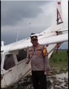 Lima orang terdiri dari pilot kru dan penumpang selamat, pada saat Cessna Skydive Indonesia mengalami kerusakan mesin dan mendarat darurat di persawahan Desa Kertawaluya, Kecamatan Tirtamulya, Karawang, Jawa Barat, pada Jumat sore, 21 November 2025, sekitar pukul 15.00 WIB. Instgaram@pemalang.update