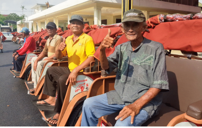 
					Wong cilik melu gemuyu! Sebanyak 100 tukang becak Jombang menerima bantuan unit becak listrik dari uang Pribadi Presiden Prabowo Subianto, diserahterimakan oleh Yayasan Gerakan Soslidaritas Nasional (GSN), Senin 24 November di pednopo Pemkab Jombang. Foto: Jombangkab.go.id