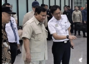 Dirut KAI, Bobby Rasyidin menjelaskan tentang program pengembangan layanan penumpang KRL Commuter Jabodetabek, butuh tambahan 30 rangkaiaj gerbong baru. Ia minta anggaran Rp 4.8 triloiun, akan tetapi Prabowo menggenapi hingga Rp 5 triliun. Foto: Instagram@kantorstafpresienri