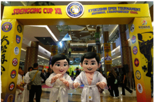 Gressmall, Gresik menjadi lokasi pertandingan karateka Indonesia, dalam arena Soengging Cup 12, Jumat-Minggu 2025. Logo utama arena pertandingan  169 atelt karateka seluruh Indonesia. Foto: ist