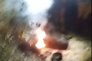 Tangkap layar video instagram dalam insiden diugaan pembakaran seorang pria di kawasan bekas tambang batu kapus, desa Lesong, Kecamatan Batumarmar, Pamekasan, Kamis malam sekitar pukul 22.00, 6 November 2025. Foto: Instagram@pamekasanterkini