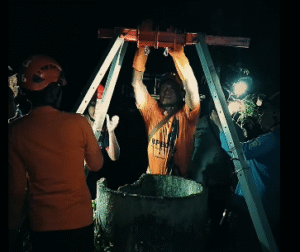 Tim BPBD dan relawan di Lumajang melakukan vakuasi jasad  Kayah (70) ditemukan meninggal dunia di dalam sumur yang tidak terpakai di dusun Krajan, desa Sumbersuko, kecamatan Sumbersuko, Lumajang, Selasa dini hari, 4 Oktober 2025. Foto: Instagram@bpbd_lumajang