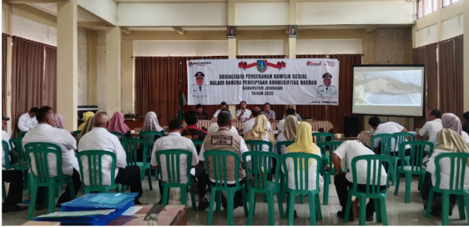 
					Bakesbangpol Pemkab Jombang secara rutin menyelenggarakan sosialisasi mencegah dan menyelesiakan konflik di tengah masyarakat, dengan mengembangkan sistem peringatan dini dan respon cepat, di berbagai wilayah kecamatan. Foto:  Jombangkab.go.id