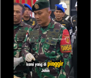 Dansatgas Pamtas 1/PBC/1 Kostrad, Letkol Arh Andy Qomarudin, ungkap penangkapan tiga pemuda Entikong Kalimantan Barat, yang menyelundupkan sabu 21,9 kg,  23 November 2025. Foto: Instagram@klikwartaku