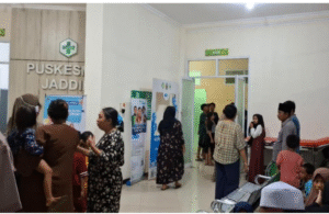 Suasana keluarga korban memadati Puskesmas jaddih, kabuoaten bangkalan, mereka sedang berduka karena enam  bocah santri tewas tenggelam di kubangan bekas galoian C di bukit Jaddih, bangkalan, Kamis sore, 20 November 2025. Foto: ist