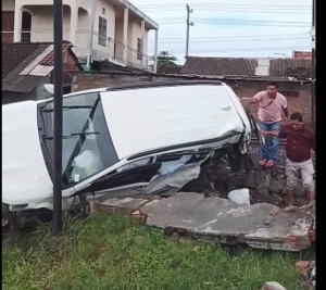 Terjadi kecelakaan di perlintasan rel kereta api tanpa palang pintu di Begajah, Kecamatan Sukoharjo. Satu unit mobil Toyota Rush putih yang dikendarai oleh pasangan suami istri asal Dusun Bakalan, Sabtu pagi sekitar pukul 06.45, 15 November 2025. Foto: sukoharjoku.id 