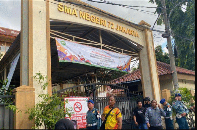 
					Aparat keamanan khususnya dari pasukan TNI AL langsung berdatangan ke lokasi masjid SMAN 72 Jakarta, Kelapa Gading, karena sekolah itu berada di kawasan Komando Daerah Maritim (Kodamar) TNI Angkatan Laut (TNI AL), Foto: NTV