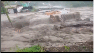Sejak Rabu 5 November 2025, sebanyak 300 orang warga di tiga dusun desa Gondoruso, Pasirian, Lumajang, terisolasi, akibat banjir lahar dingin. Foto: Instagram@lumajangku