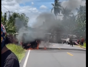 Sebuah mobil kas milik perusahaan Swadaya Sarana Informatika (SSI) yang membawa uang tunai milik Bank BNI terbakar di Jalan Trans Sulawesi, Desa Bala, Kecamatan Balanipa, Kabupaten Polewali Mandar, Sulawesi Barat, Rabu siang, 12 November 2025. Kendaraan tersebut tengah dalam perjalanan dari Polewali menuju Majene untuk mengisi sejumlah ATM dengan total membawa uang tunai Rp 5,2 miliar. Foto: Instagram@inijawatimur