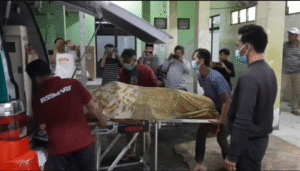 Petugas kepolisian dan kesehtan membawa jenazah Munahah, 36, warga Sapang, yang ditemukan dalam kondisi terbakat di  desa Lesong, Kecamatan Batumarmar, Pamekasan. Pada Kamis, 6 November 2025. Foto: Ist