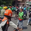 Polisi menutup jalur Pantura, efek dari aksi unjuk rasa driver ojol di kota Pasuruan ke gedung DPRD, Selasa, 4 November 2024. Ojol mengajukan tuntutan di depan dewa, agar Pertamina memberikan ganti rugi atas kerusakan mesih motor yang mereka paki, karena menggunakan Pertalite yang dianggap tidak sesuai standar. Foto: Tangkap layar video Instagram@seputar_pasuruan