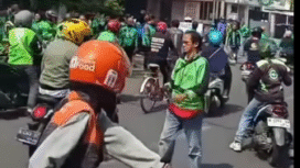 Polisi menutup jalur Pantura, efek dari aksi unjuk rasa driver ojol di kota Pasuruan ke gedung DPRD, Selasa, 4 November 2024. Ojol mengajukan tuntutan di depan dewa, agar Pertamina memberikan ganti rugi atas kerusakan mesih motor yang mereka paki, karena menggunakan Pertalite yang dianggap tidak sesuai standar. Foto: Tangkap layar video Instagram@seputar_pasuruan