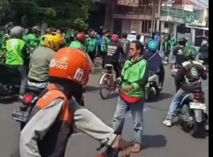 Polisi menutup jalur Pantura, efek dari aksi unjuk rasa driver ojol di kota Pasuruan ke gedung DPRD, Selasa, 4 November 2024. Ojol mengajukan tuntutan di depan dewa, agar Pertamina memberikan ganti rugi atas kerusakan mesih motor yang mereka paki, karena menggunakan Pertalite yang dianggap tidak sesuai standar. Foto: Tangkap layar video Instagram@seputar_pasuruan