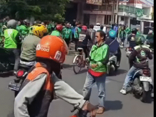 Polisi menutup jalur Pantura, efek dari aksi unjuk rasa driver ojol di kota Pasuruan ke gedung DPRD, Selasa, 4 November 2024. Ojol mengajukan tuntutan di depan dewa, agar Pertamina memberikan ganti rugi atas kerusakan mesih motor yang mereka paki, karena menggunakan Pertalite yang dianggap tidak sesuai standar. Foto: Tangkap layar video Instagram@seputar_pasuruan