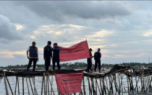 Kementroan Keluatan dan Perikanan (KKP) sok memasang segel larangan pengurukan pagar laut sepanjang 30,16 km, di laut Tangerang, Banten, akan tetapi sampai saat ini masih berjalan secara diam-diam, dan penegak hukum pun juga diam-diam baja. Foto: liputan6