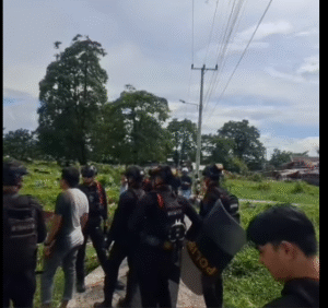 Mengatasi keamanan di dua kampung berperang, Polisi dan TNI dikerajkan ke lokasi Borta dan Sapiria, kecamatan Rallo, Makassar, pasca Nusyam panglima Bosta tewas, Selasa 18 November 2025. Foto: Instagram@heraldsulserbar