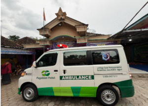 Sebagai bagian membangun kepentingan sosial, PT Pegadaian Surabaya menyerahjkan bantuan berupa satu unit kendaraan ambulans dilengkap dengan perankat kesehatan kepada Yayasan Rehabilitas Jiwa Assifa. Foto: Dok/ PT Pegadaian