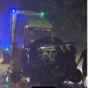 Kecelakaan terjadi di jalan raya Perak, Jombang, Minggu sore, sekitar pukul 18.30 wib. Kondisi pick up hitam remuk, diduga menyeruduk sebuah trailer yang berada di depannya. Ruang kemudi ringsek, sopir selamat, kentnye meninggal dunia. Foto: Instagram@jombang_informasi