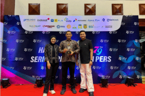 VP Komunikasi Korporat Petrokimia Gresik, Rama Yusron Harbiansyah (tengah) bersama Insan Petrokimia Gresik usai menerima Gold Winner Kategori Media Relations Awards 2025 pada ajang 79th SPS Awards. Foto: Petrokimia Gresik