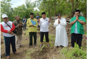MWC Krasaan dan GP Anshor memelopori gerakan menanam 1.000 batang pohon pisang raja, di hutan Proboloinggo,. sebagai simbul hamponi uman lintas iman, dan menyuseskan gerakan Gerakan Pangan Mandiri. Foto: panitia Gerakan Tanam 100 pohon pisang raja