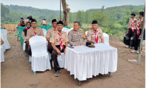 Camat Ngusikan Jombang, Ahmad F Fauzi meresmikan pembukaan acara Jambore Pramuka se Kecamatan Ngusikan dilaksanakn di desa Cupak, Jumat 7 November 2025. Foto: jombangkab.go.id