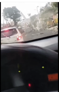 Hasil rekaman seorang pengendara mobil, saat di depan terjadi angin puting  beliung yang sedang melanda di dusun Krajan, Desa Sumbersekar, Kecamatan Dau, dengan 23 rumah di RT 1/RW 2 dan 10 rumah di RT 2/RW 2. Foto: tangkap layar video Instagram@kumpatan