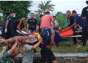 Duka mendalam menyelimuti warga Desa Pragak, Kecamatan Parang, Magetan, Jawa Timur, setelah Raditya Destan,remaja laki-laki berusia 15 tahun, dite meninggal dunia tercebur ke sungai sedalam 5 meter, Sabtu sore, 22 November 2025. Foto: bambang Tjuk Winarno