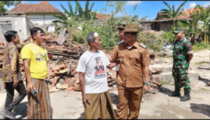 Angin puting mengganas di buan November ini,  Senin siang 3 November 2025, kawasan Wilayah Pamekasan, Madura, diamuk puting beliung sebanyak 22 rumah warga berantakan akibat terthempas aingin kencang. Tercatat terjadi beberapa desa lain seperti Palengaan Laok, Konang, Ponteh, dan Galis. Foto: kabaramadura.id