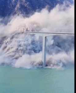 Rubuh kembatan sepanjang 758 m yang baru saja diresmikan beberpa bulan lalalu, Selaa, 11 November 2025. Jembatan tersebut menghubungkan antara provinsi Sicchuan Chian dengan wilayah Tibet. Foto: Instagram@channelnews.asia
