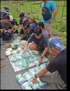 Petugas Satnarkoba Polda Sulawesi Tengah, langsung menghitutn dan menimbang sebanyak 60 kh sabu yang diselundupkan lewat pesisi desa Rerang, Donggala, yang terkenal sebagai jalur tikus penyeleundupan sabu di wilayah itu, Kamis, 13 November 2025. Foto: Instgaram@info.padek