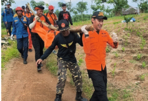 Tim SAR Gabungan telah berhasil menemukan enam jasad mahasiswa UIN Semarang, akibat terseret air banjir bandang di sungai Jolinggo, Kendal. Jasad terakhir ditemukan, Rabu 5 November 2025. Foto: Humas Basarnas