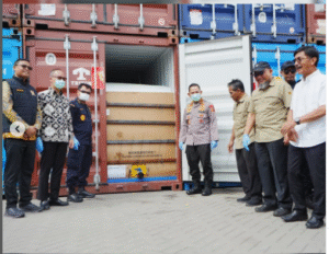 Kapolri Jenderal Listyo Sigit Prabowo mendatangi pelabuhan Tanjung Priok, 6 November 2025, untuk menunjukkan pencegahan penyeludupan 87 kotener CPO senilai Rp 28 miliar, dengan cara tidak sesuai aturan. Foto: Instagram@devisihumaspolri
