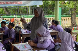 Lebih dari tiga bulan, siswa SDN 1 Plogenuk, Jombang, belajar di tempat parkir, akibat atap kelas sekolah itu ambrol sejak Juni 2025. Kini dalam proses rehabilitasi, dengan anggaran Rp 2250 juta, baru selesai Desember 2025. Foto: Instagram@jombanginformasi_