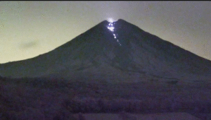 Sabtu dinihari, 1 November 2025, gunung Semeru di Lumajang, Jawa Timur (Jatim), kembali mengalami erupsi, dengan meluncurkan lava pijar. Luncuran lava pijar gunung Semeru terjadi sejauh 2,5 kilometer dari puncak kawah menuju kawasan Besuk Kobokan. Foto:  Antara