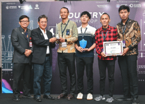 
Anindio Daneswara (ketiga kiri) saat menerima trofi penghargaan Juara 1 kompetisi simulasi keamanan siber dari Deputi Bidang Keamanan Siber dan Sandi Perekonomian BSSN, Slamet Aji Pamungkas dalam acara Industrial Cybersecurity Top Level Forum (TLP 5.0)