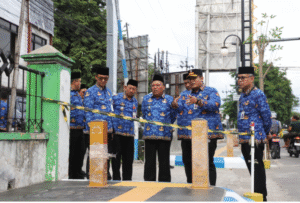 Wakil Bupati Jombang H Salmanudin Yazid melaqkukan sidak kualitas bangunan ke Puskesmas Jelakombo yang baru diresmikan 6 Oktober 2025, serta pembangunan trotoar simpang tiga Jl, KH Abdurrahman Wahid, Senin 17 November 2025. Foto: Diskominfo Pemkab Jombang