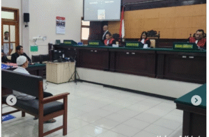 Majelis Hakim PN Mojokerto menyidangkan kasus keamtian Mukhamat Alfa, 18, atlet silat pelajar SMK raden Rahmada, Mojosari, Senin 3 November 2025. Alfan ditemukan tewas mengapung di sungai Brantas, 3 Mei 2025 silam. Foto: Instgram@kabarmojokerto